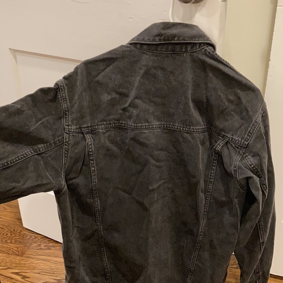 Selling this size 8 black denim jacket from ASOS. - Picture 4 of 4